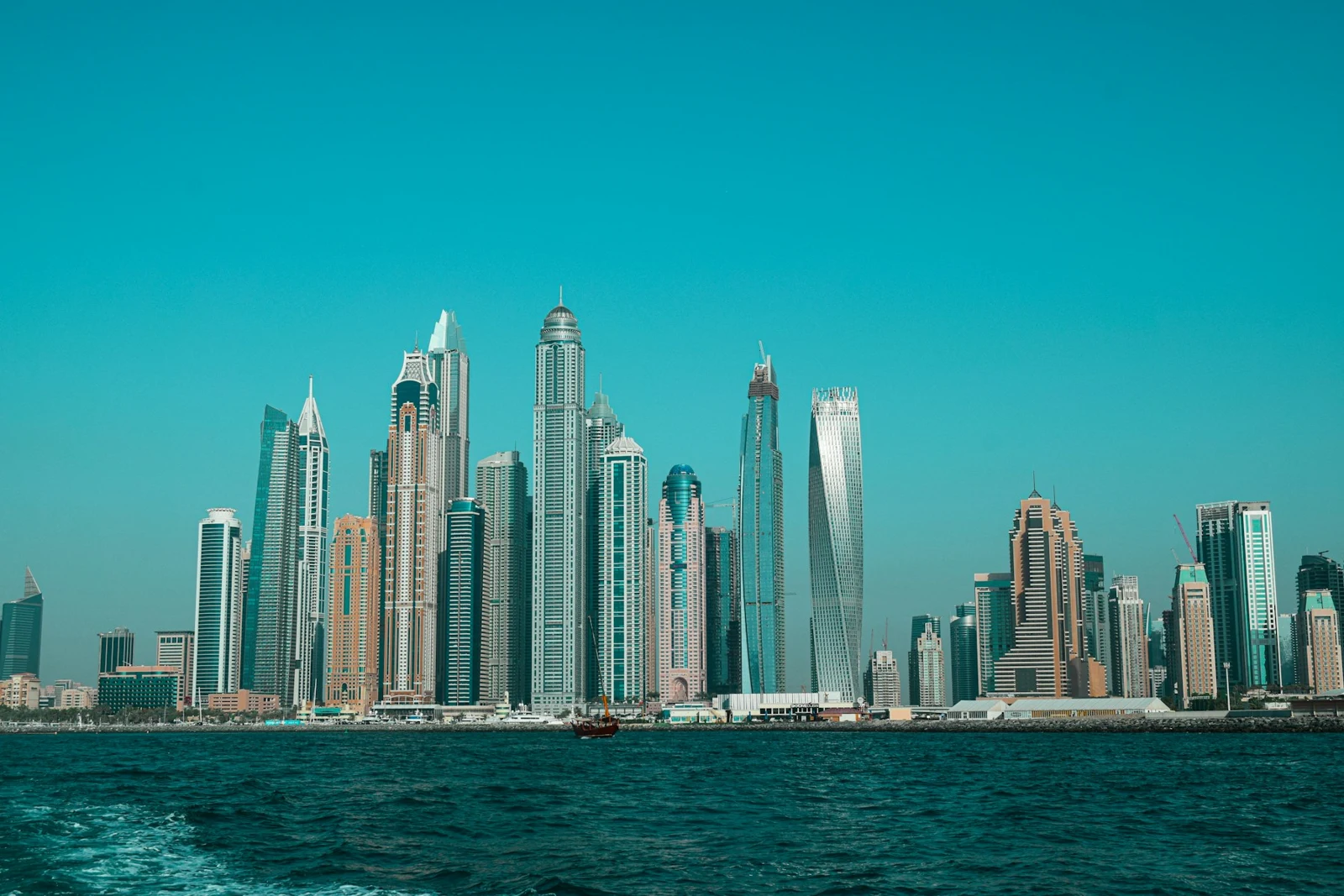 Carburants · Moyen-Orient / International · Vue de Dubaï · illustration régionale